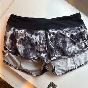 Lululemon Speed Short Size 6 Floral Black and Gray Women's Shorts